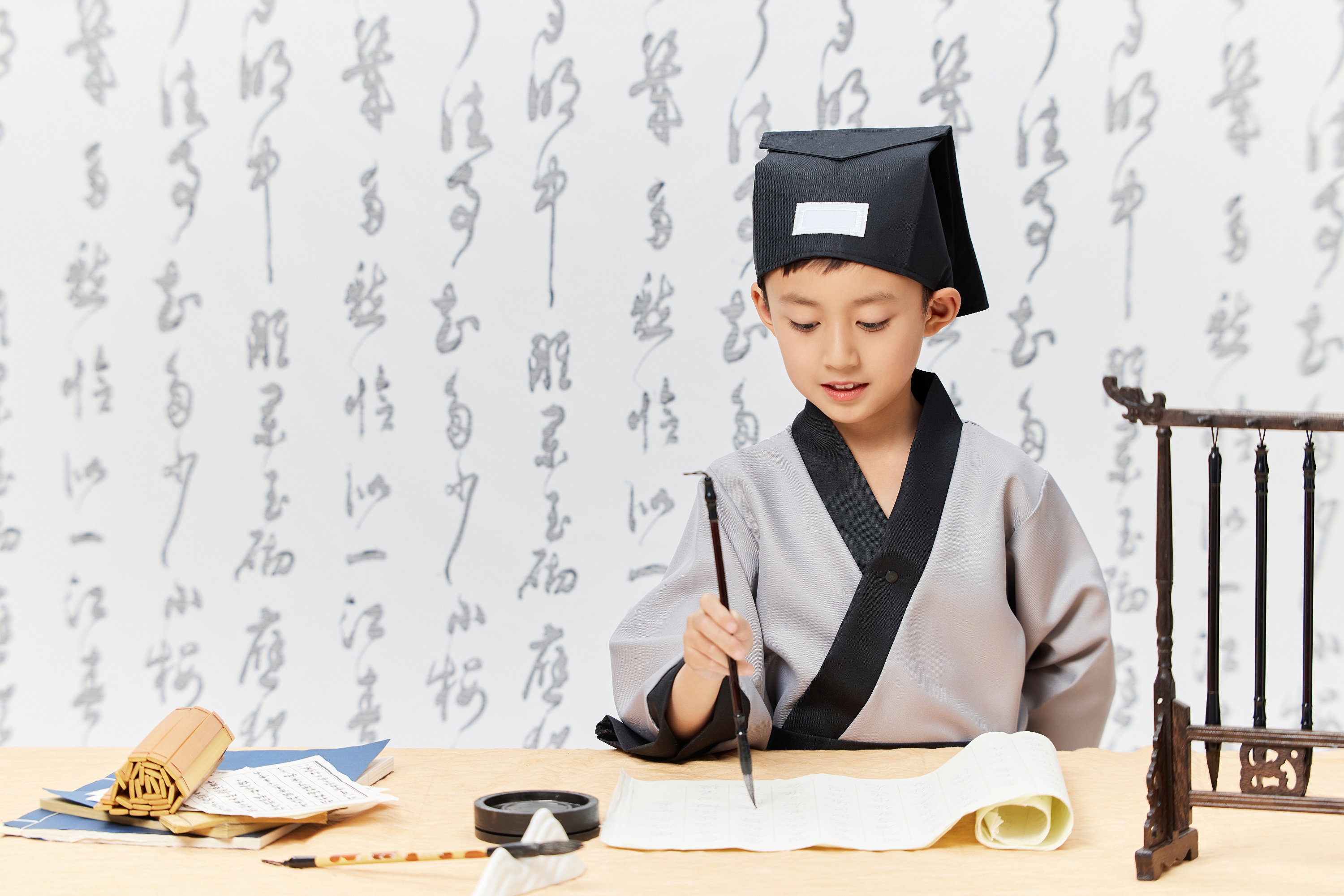 摄图网_501997885_国风古风儿童写书法形象(仅交流学习使用)_副本.jpg